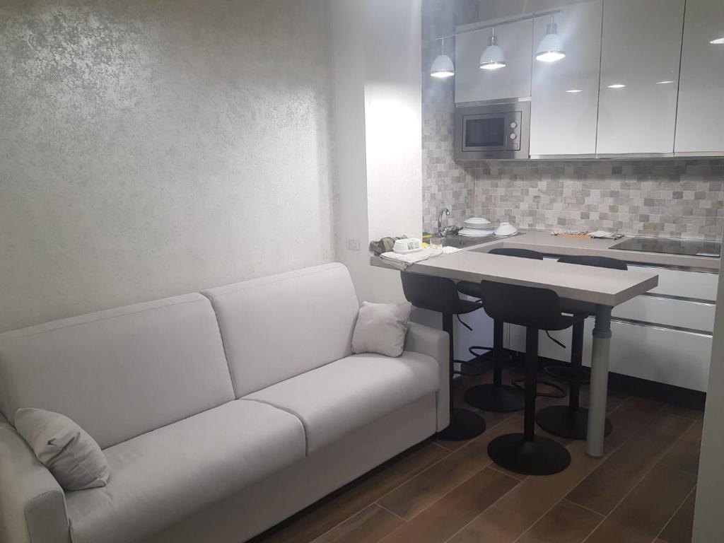 A kitchen or kitchenette at Residenza N&D Luxury