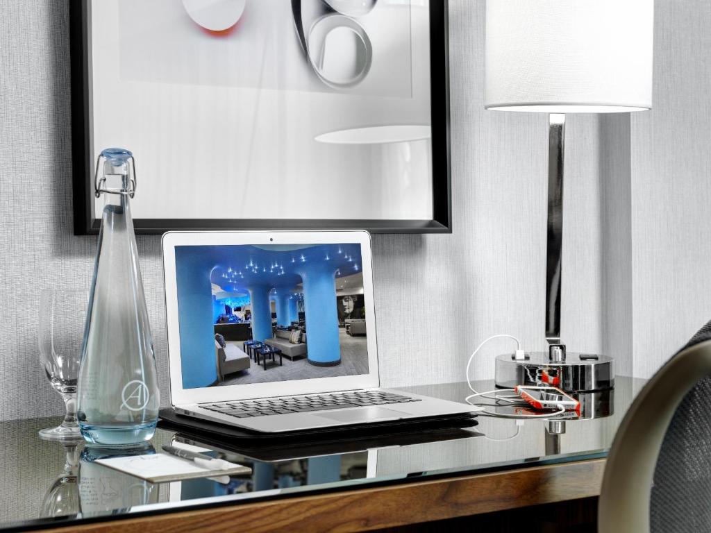 TV a/nebo společenská místnost v ubytování Hotel Arts