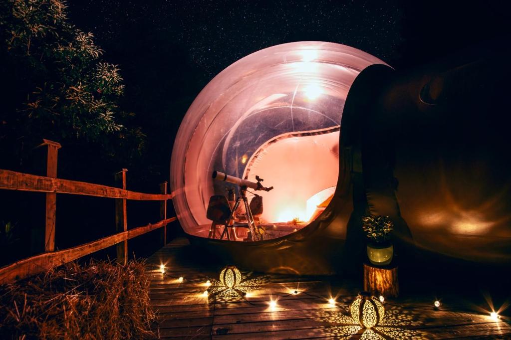 Sant'Orsola Terme的住宿－Maso La Marianna Bubble Glamping in Trentino，夜间有一个人参加的大型气球