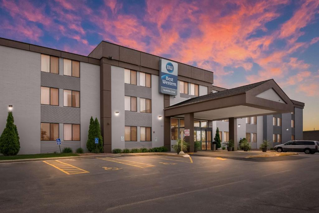 a rendering of a hotel with a parking lot at Best Western Waukesha Grand in Pewaukee