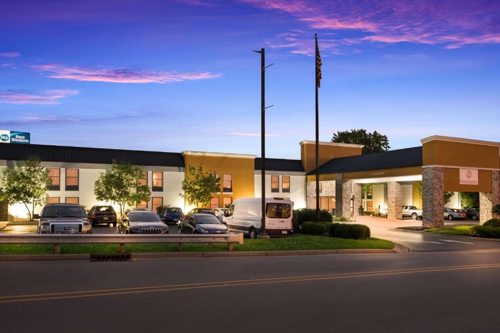 un hotel con coches estacionados en un estacionamiento en Best Western Batesville, en Batesville