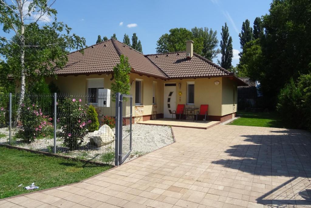 a house with a fence in front of it at Liget in Balatonföldvár