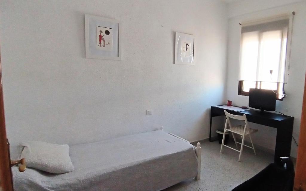 Postel nebo postele na pokoji v ubytování PISO ACOGEDOR Y ALEGRE EN CASTELLÓN