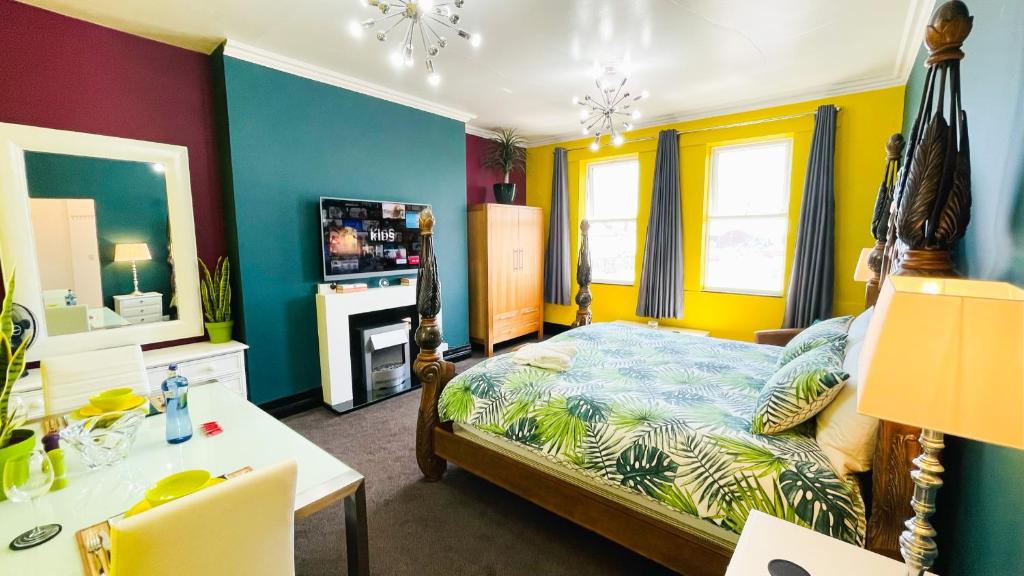 Dormitorio con cama, escritorio y TV en PHOENIX Executive Apart-Hotel en Goole