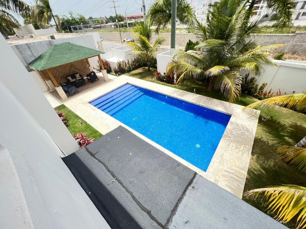 Výhled na bazén z ubytování The Sky Blue With Private pool nebo okolí