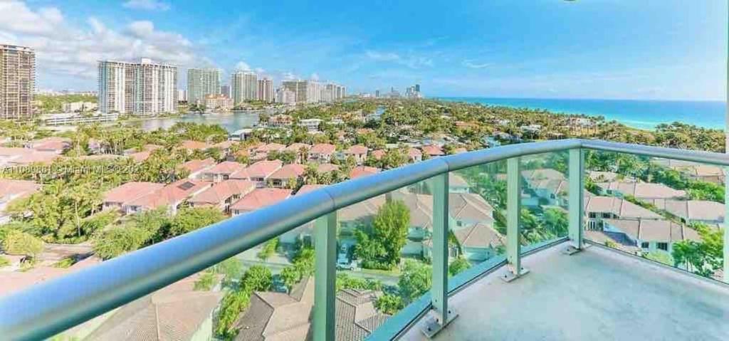 einen Balkon mit Blick auf das Meer und die Gebäude in der Unterkunft Breathtaking ocean view! 15th floor in Miami Beach