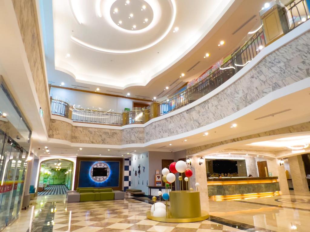 un gran vestíbulo con un gran techo en Uni-Resort Mawutu, en Guanxi