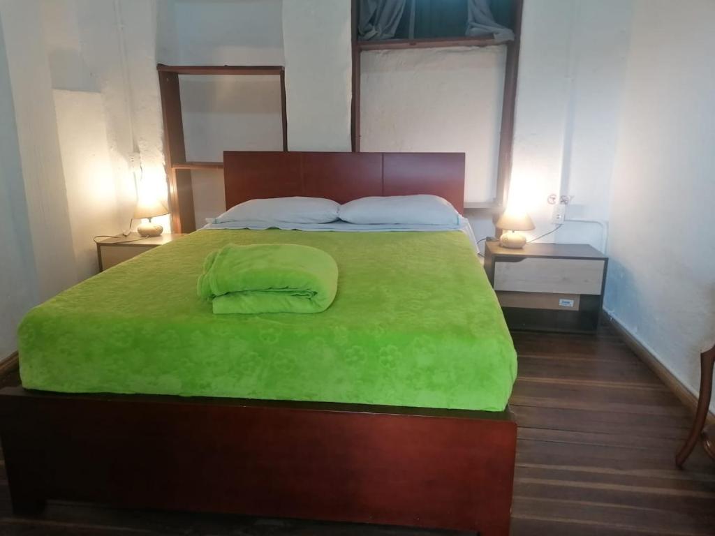 Postel nebo postele na pokoji v ubytování Hostal Gastro Bar Casa Colibrí