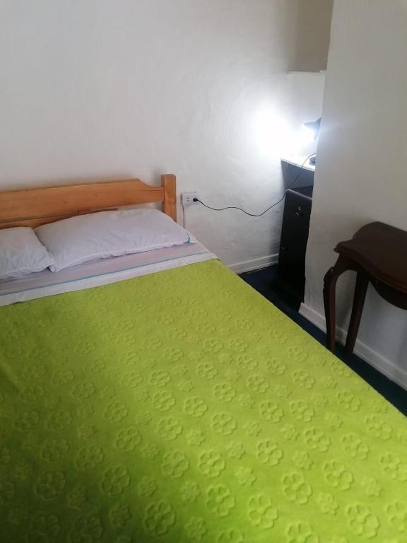 Postel nebo postele na pokoji v ubytování Hostal Gastro Bar Casa Colibrí