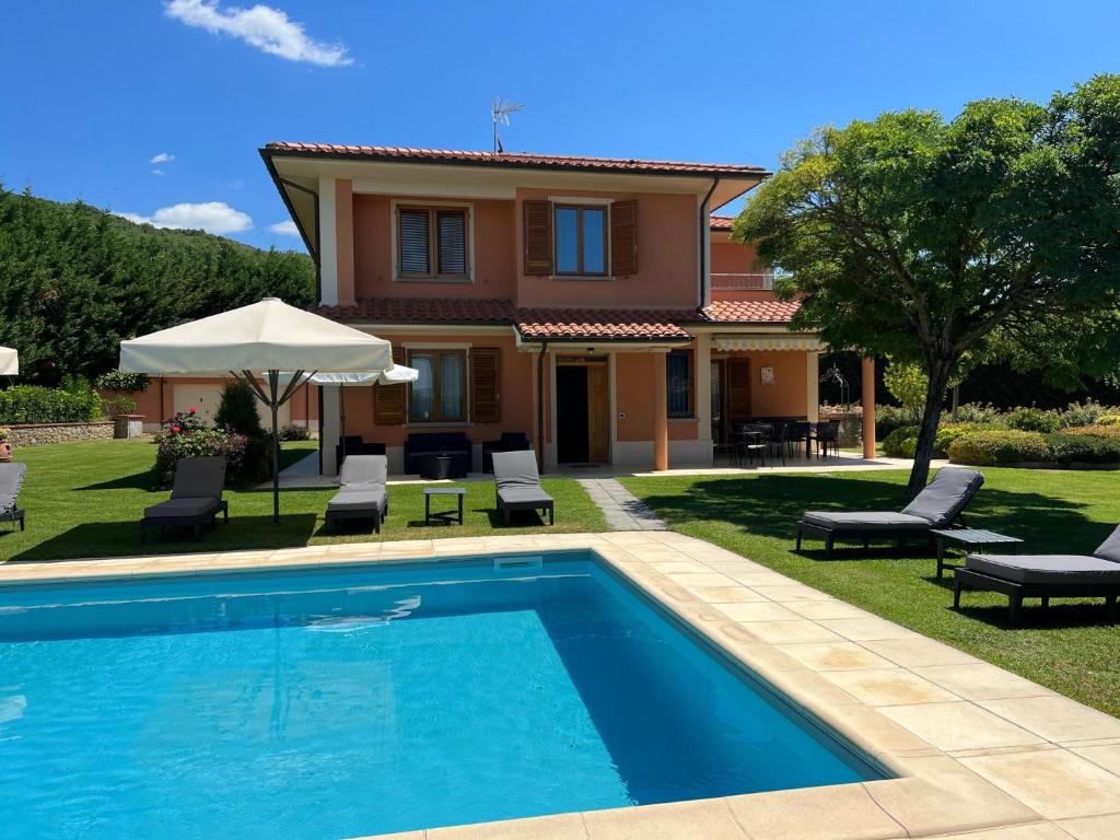 een villa met een zwembad voor een huis bij Belvilla by OYO Villa a Loro Ciuffenna in Loro Ciuffenna