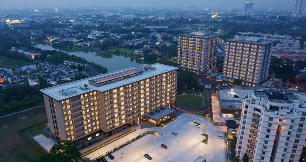 een uitzicht op een groot gebouw met een stad bij Axia South Cikarang Service Apartment in Cikarang