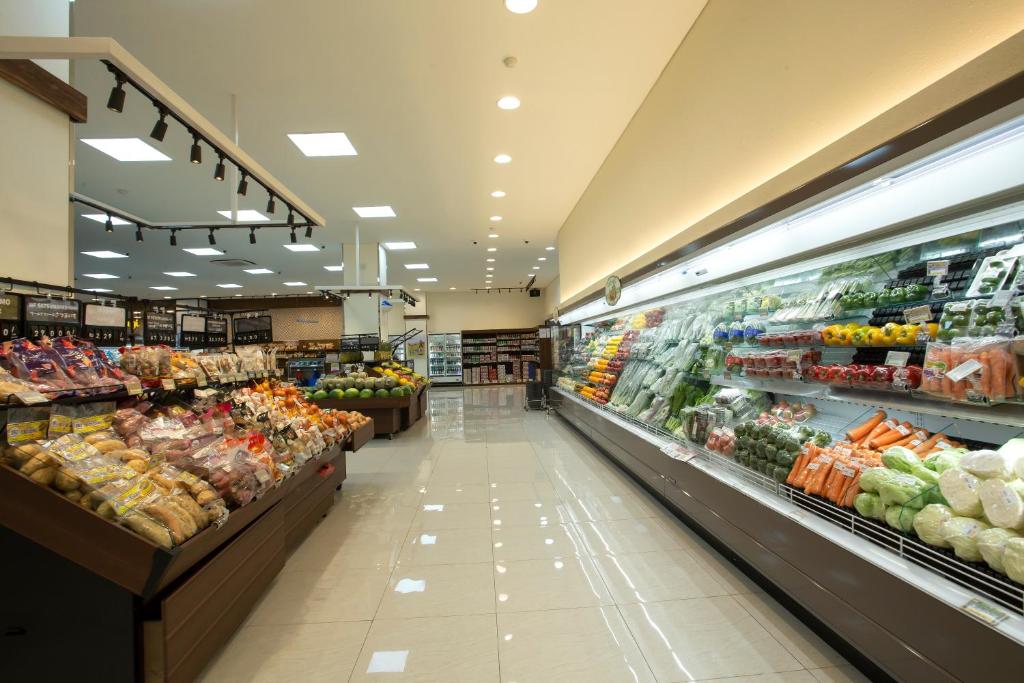 Supermarket nebo jiné obchody v  hotelu nebo okolí