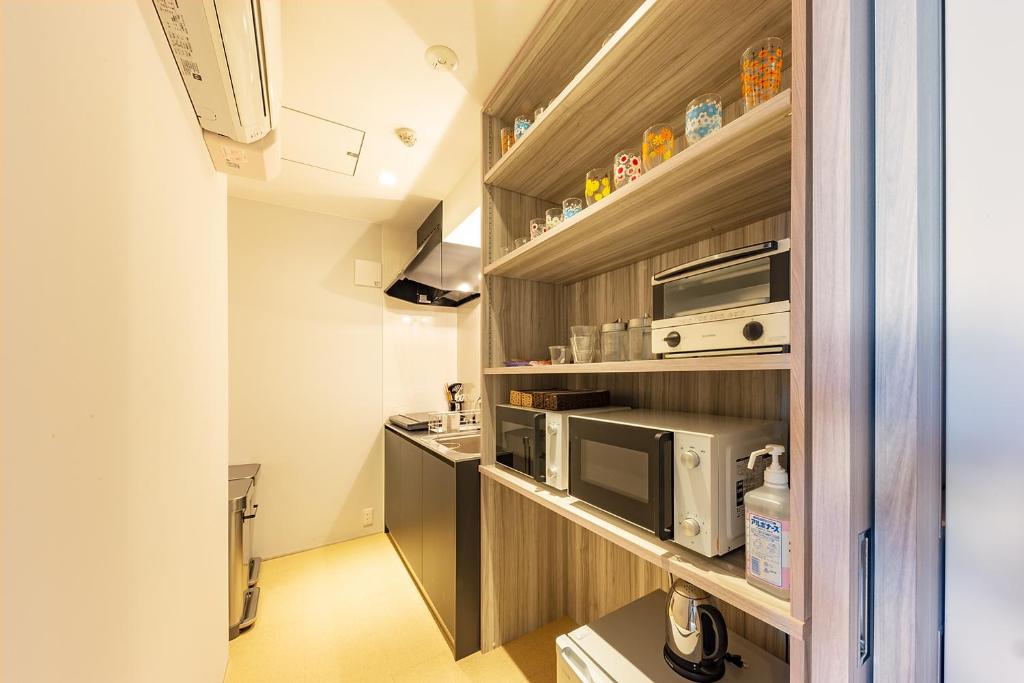 Kuchyň nebo kuchyňský kout v ubytování plat hostel keikyu sapporo ichiba