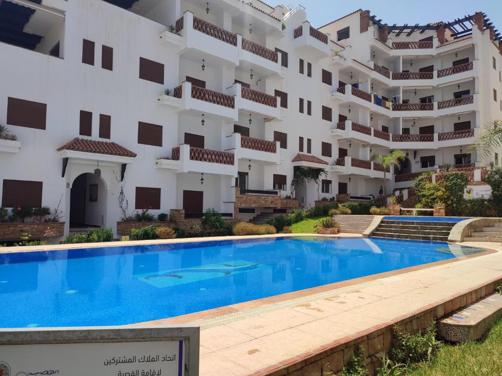 Bazén v ubytování Residence Al Kasaba - Spacious apartment with swimming pool and direct access to sea nebo v jeho okolí