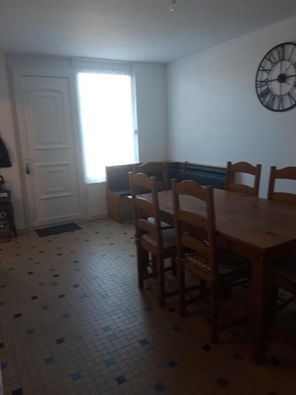 une salle à manger avec une table et des chaises et une fenêtre dans l'établissement Maison individuelle draps et serviettes non inclus, à Morcenx