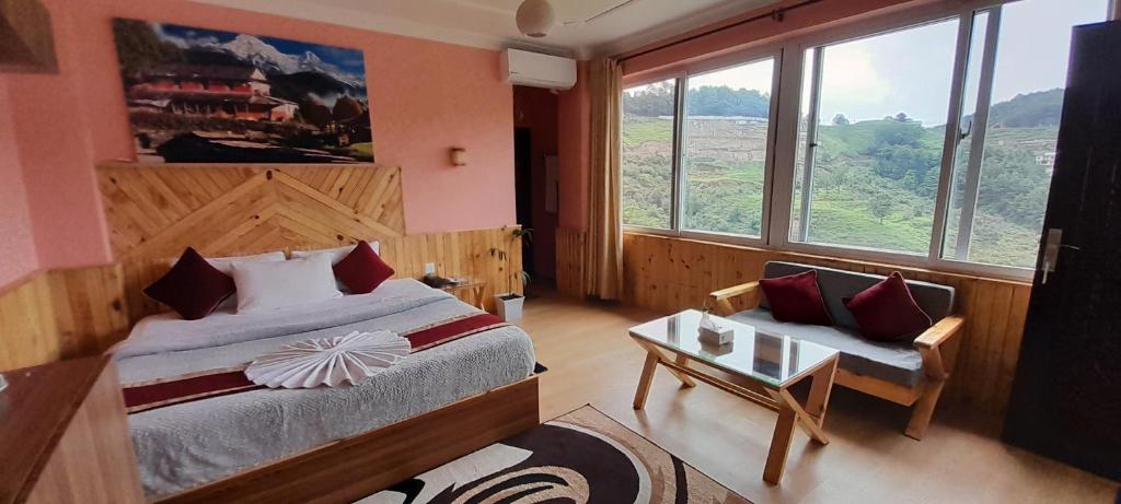 1 dormitorio con cama, sofá y ventanas en Paradise Villa en Nagarkot