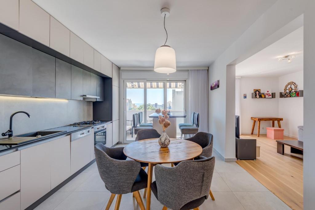Modern 90 m2 apt with balcony w the sea view