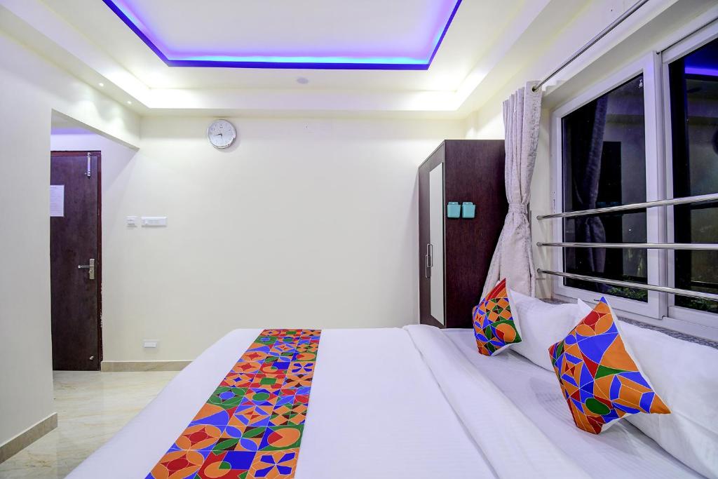 Postel nebo postele na pokoji v ubytování FabHotel Anchorage Inn - Nr Axis Mall