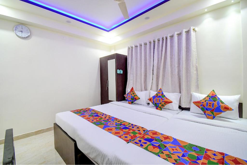 Postel nebo postele na pokoji v ubytování FabHotel Anchorage Inn - Nr Axis Mall