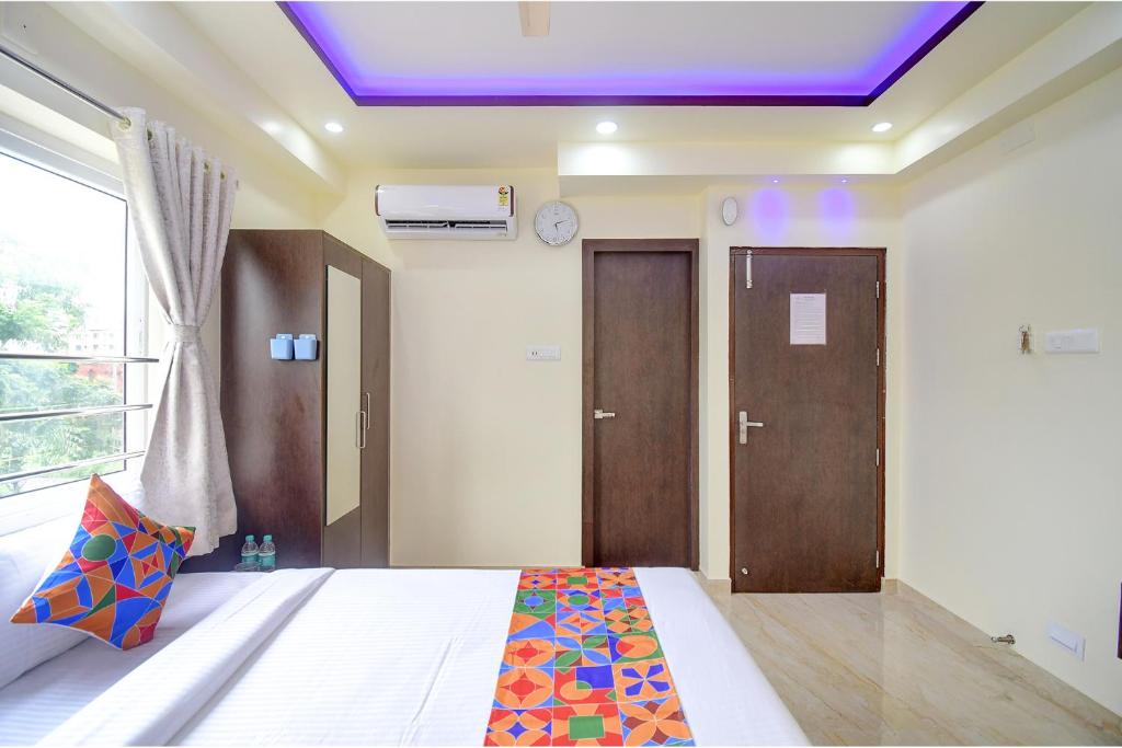 Postel nebo postele na pokoji v ubytování FabHotel Anchorage Inn - Nr Axis Mall