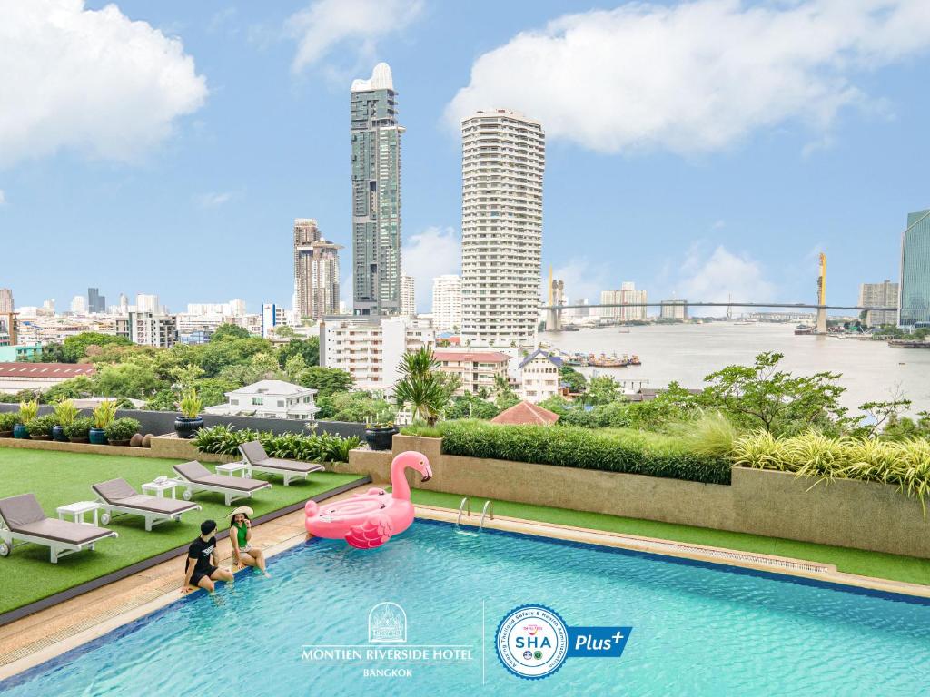 einen Swimmingpool mit einem rosa Flamingo in der Unterkunft Montien Riverside Hotel Bangkok in Bangkok