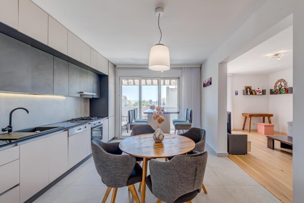 Kuchyňa alebo kuchynka v ubytovaní Modern apartment Marija