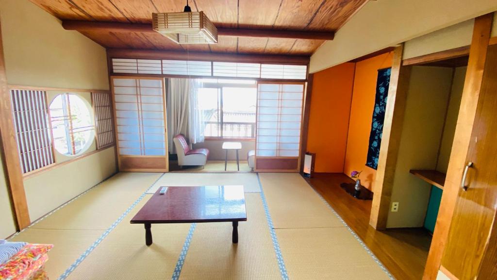 Posezení v ubytování ゲストハウス　華屋 (guest house HANAYA）