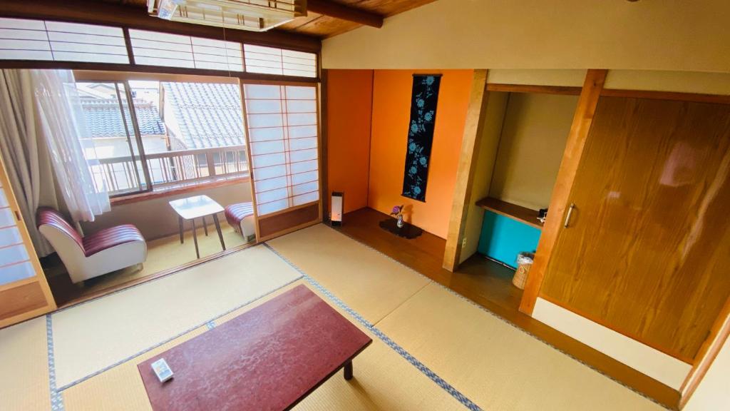 Posezení v ubytování ゲストハウス　華屋 (guest house HANAYA）