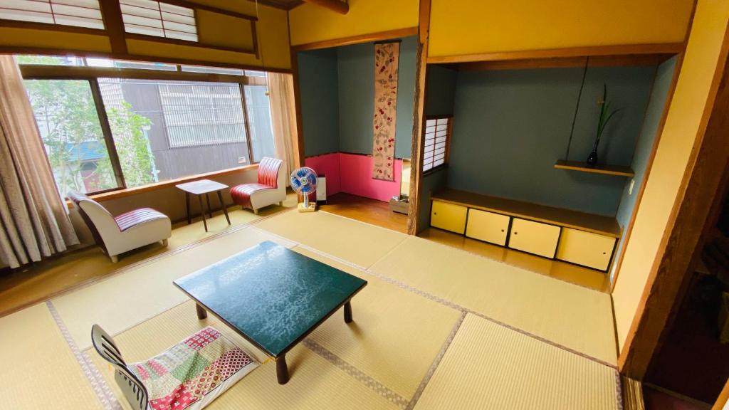 Posezení v ubytování ゲストハウス　華屋 (guest house HANAYA）