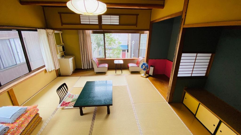 Posezení v ubytování ゲストハウス　華屋 (guest house HANAYA）