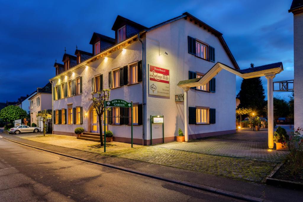 un edificio en una calle por la noche en Moselhotel Ludwigs en Köwerich