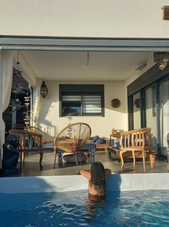 Bazén v ubytování CHAMBRE CHEZ L HABITANT PISCINE VUE MER SDB et TERRASSE PRIVEE nebo v jeho okolí