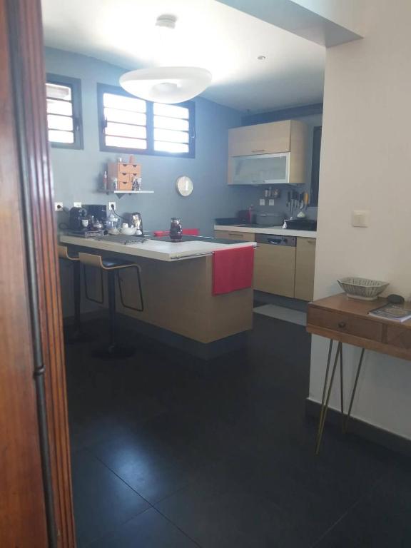 Kuchyň nebo kuchyňský kout v ubytování CHAMBRE CHEZ L HABITANT PISCINE VUE MER SDB et TERRASSE PRIVEE