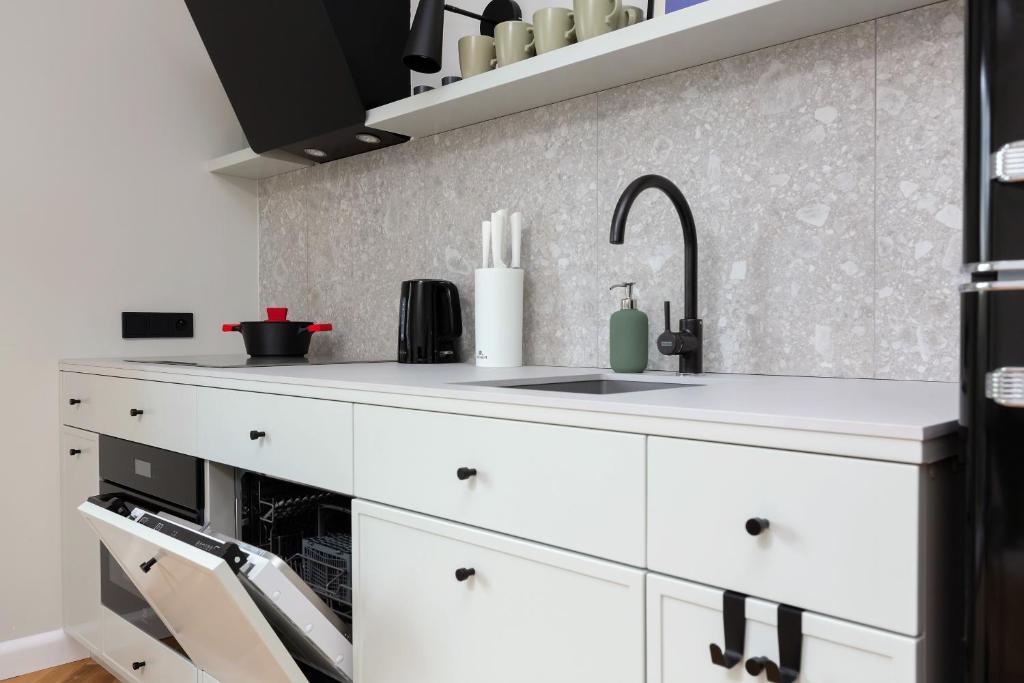 Kuchyňa alebo kuchynka v ubytovaní Warszawa Bohema Szwedzka Apartment by Noclegi Renters