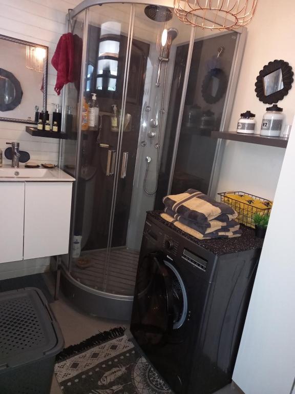 Kuchyň nebo kuchyňský kout v ubytování CHAMBRE CHEZ L HABITANT PISCINE VUE MER SDB et TERRASSE PRIVEE