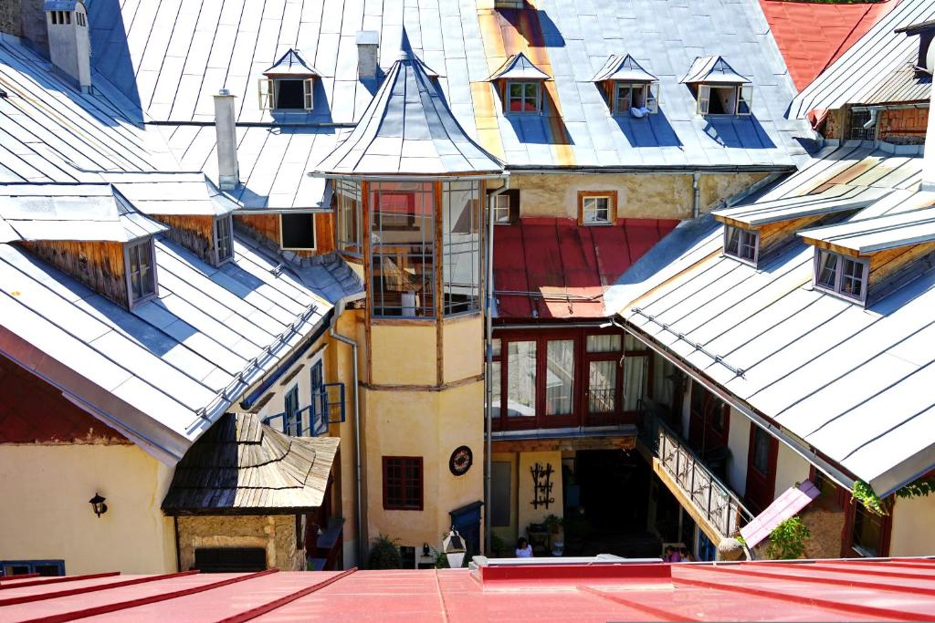 班斯卡－什佳夫尼察的住宿－Tichý a slnečný loft Mikovini v rušnom centre Štiavnice，屋顶建筑的上空景观
