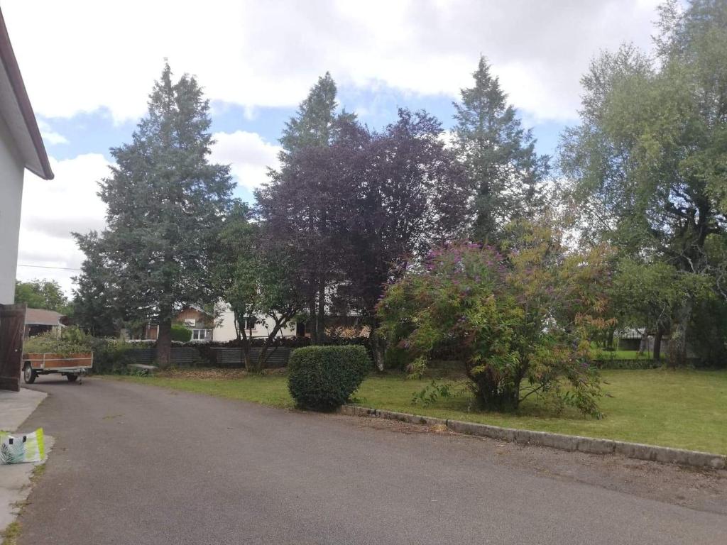 ein Park mit Bäumen und einer Bank an der Seite einer Straße in der Unterkunft L'ATELIER DE DESIRE in Cogna