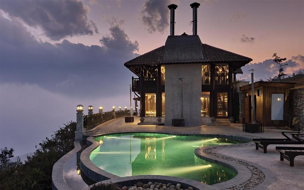 Hồ bơi trong/gần Ville De Mont Mountain Resort