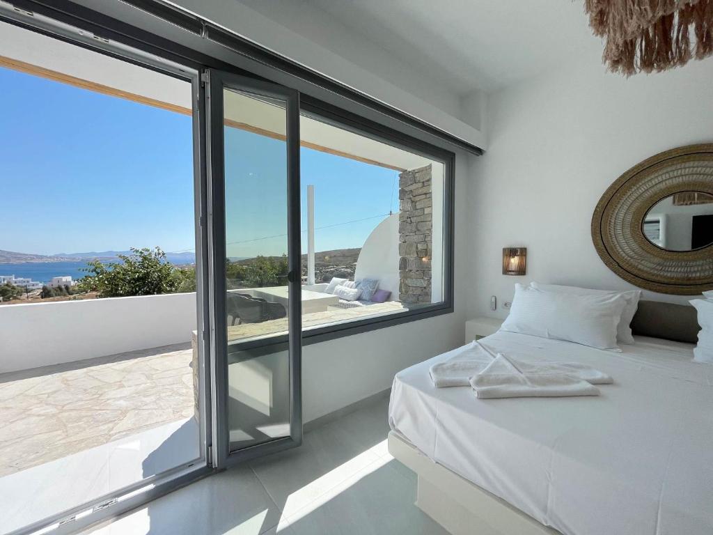 Postel nebo postele na pokoji v ubytování 3Waves Sea View Paros