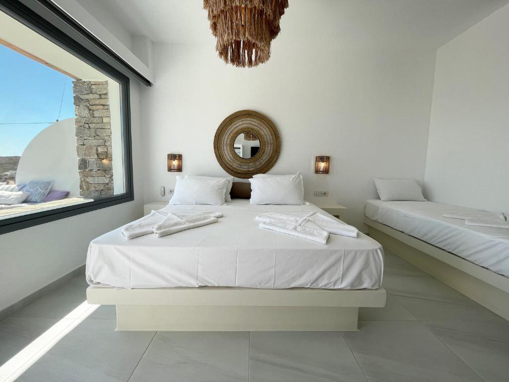Postel nebo postele na pokoji v ubytování 3Waves Sea View Paros