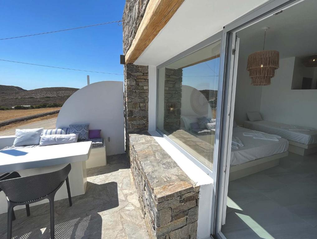Balkón nebo terasa v ubytování 3Waves Sea View Paros