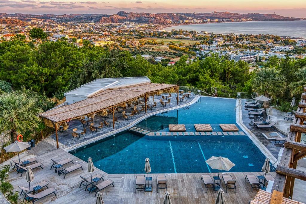 einen Luftblick auf einen Pool mit einem Resort in der Unterkunft Atalanti Boutique Hotel - Adults Only in Faliraki