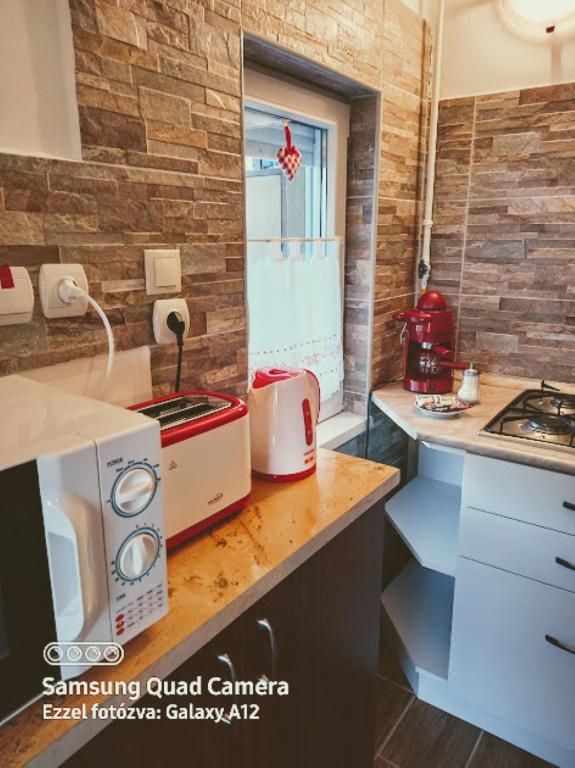 Kuchyň nebo kuchyňský kout v ubytování Írisz Apartman