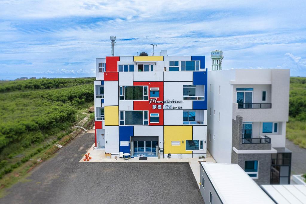 un edificio con pintura colorida en el costado. en 蒙德里安山水民宿, en Magong