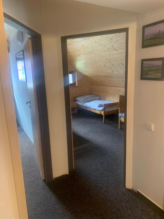 Postel nebo postele na pokoji v ubytování Penzion U Orla