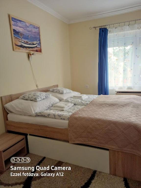 Postel nebo postele na pokoji v ubytování Írisz Apartman