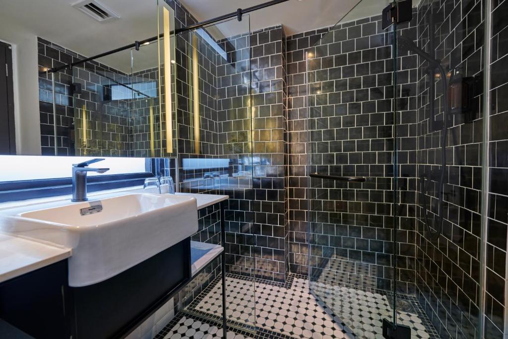 Koupelna v ubytování J-Hotel by Dorsett