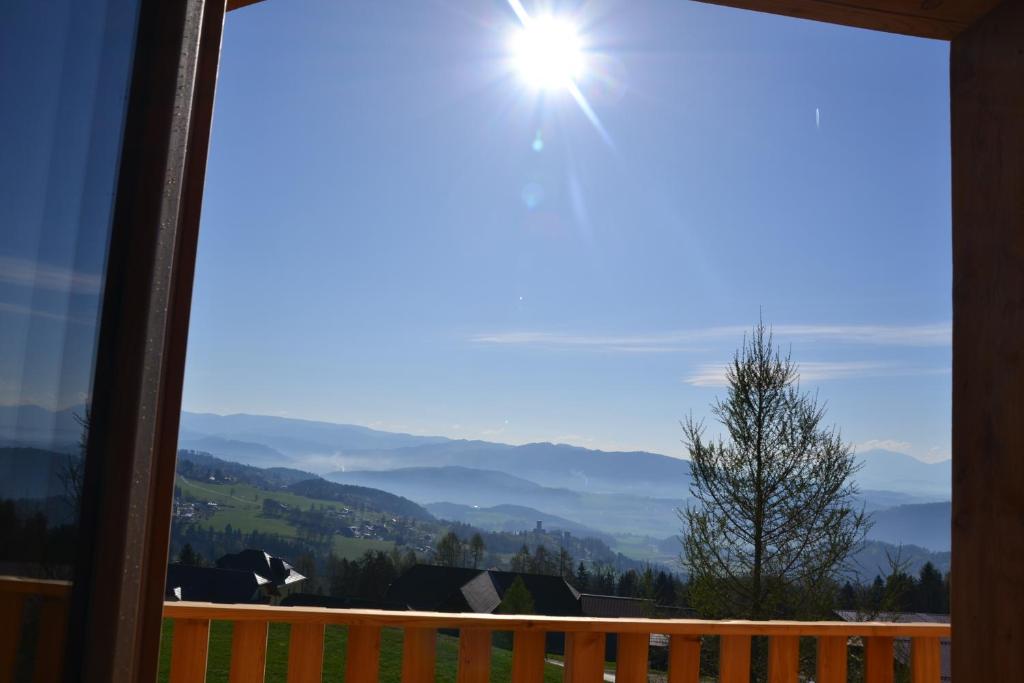 Vista generica sulle montagne o vista sulle montagne dall'interno dello chalet