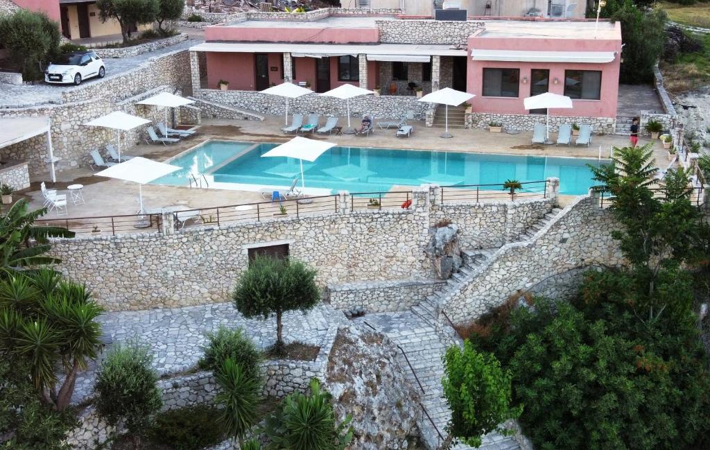 Bazén v ubytování Oasis -Sea and Mountain View nebo v jeho okolí