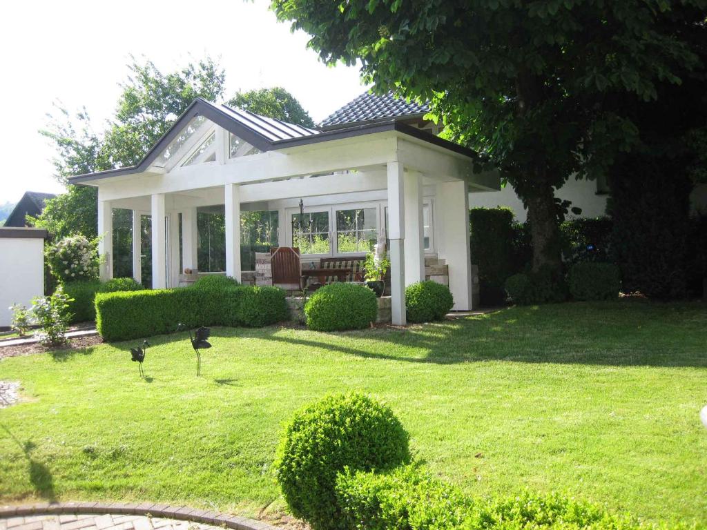 uma casa com um gazebo num quintal em Ferienwohnung kleine Auszeit em Eslohe